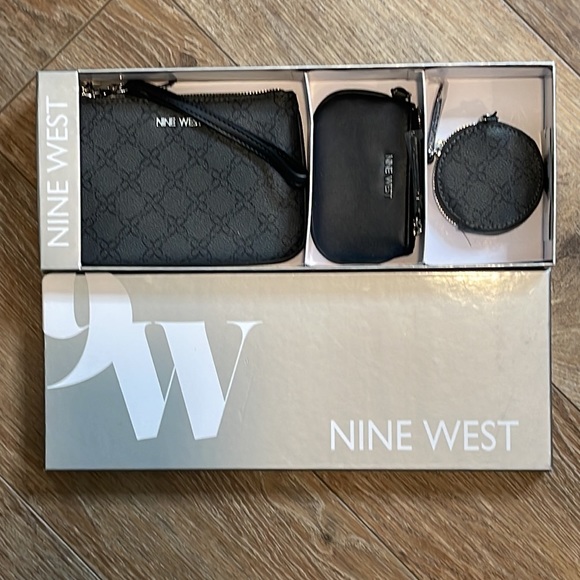 NINE WEST MISTLETOE WRISTLET COIN PURSE GIFT SET **NWT** - Picture 6 of 9